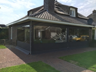 <h1>Verandazeil bij villa</h1>